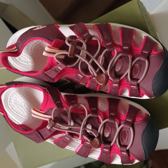 Keen Astoria West Closed Toe Sandals, size 8.5 - Picture 1 of 4